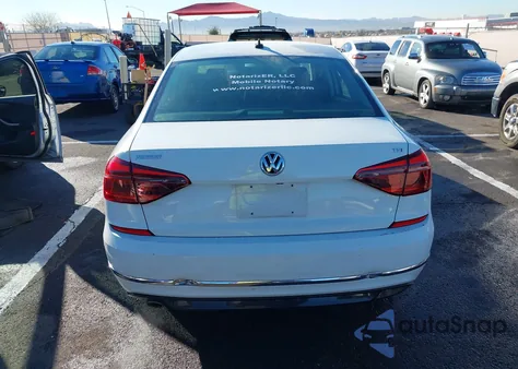 2017 Volkswagen Passat 1.8T R-Line z USA, uszkodzony, nr VIN 1VWDT7A37HC002989